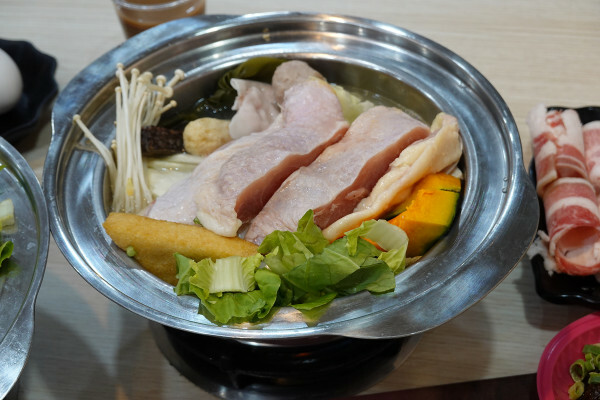 新北市蘆洲區便當價就能享用豐盛自助吧的長興路逸小鍋鍋の物,160元起自助吧吃到飽,肉片買一送一、點鍋送20元小菜折價卷