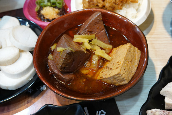 新北市蘆洲區便當價就能享用豐盛自助吧的長興路逸小鍋鍋の物,160元起自助吧吃到飽,肉片買一送一、點鍋送20元小菜折價卷