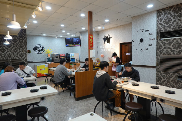 新北市蘆洲區便當價就能享用豐盛自助吧的長興路逸小鍋鍋の物,160元起自助吧吃到飽,肉片買一送一、點鍋送20元小菜折價卷