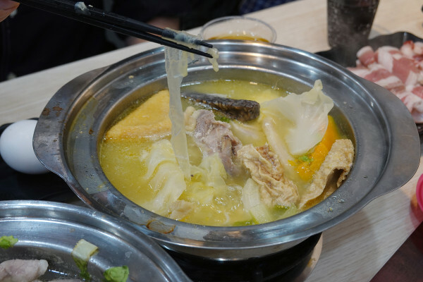 新北市蘆洲區便當價就能享用豐盛自助吧的長興路逸小鍋鍋の物,160元起自助吧吃到飽,肉片買一送一、點鍋送20元小菜折價卷