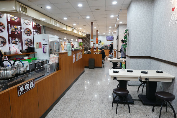 新北市蘆洲區便當價就能享用豐盛自助吧的長興路逸小鍋鍋の物,160元起自助吧吃到飽,肉片買一送一、點鍋送20元小菜折價卷