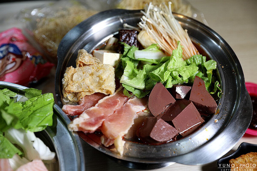 新北市蘆洲區C/P值爆表 免2百元爽吃鍋！麵食拌飯霜淇淋飲料嗑到爽 還有集點送鍋、肉品買一送一｜逸小鍋鍋の物-蘆洲店