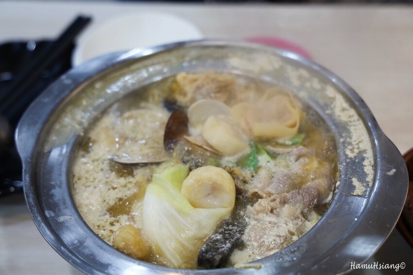 新北市蘆洲區【食￭蘆洲】逸小鍋/蘆洲超高cp值的平價小火鍋/主食飯麵.飲料吧.冰淇淋自助吃到飽/火鍋湯頭20多種/蘆洲小火