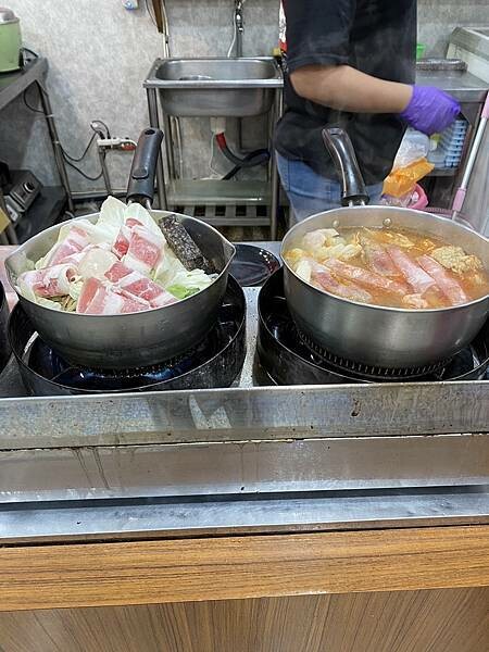 新北市蘆洲區【食￭蘆洲】逸小鍋/蘆洲超高cp值的平價小火鍋/主食飯麵.飲料吧.冰淇淋自助吃到飽/火鍋湯頭20多種/蘆洲小火