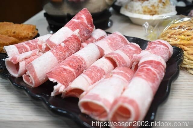 百元鍋物也有免費自助吧吃到飽！？ | 逸小鍋鍋物蘆洲店 湯頭多達20多種可以選擇，還有4款素食湯底 肉品買一送一 -  就是這樣。吃喝玩樂。愛漂亮部落格 - FashionGuide 華人時尚專業評鑑