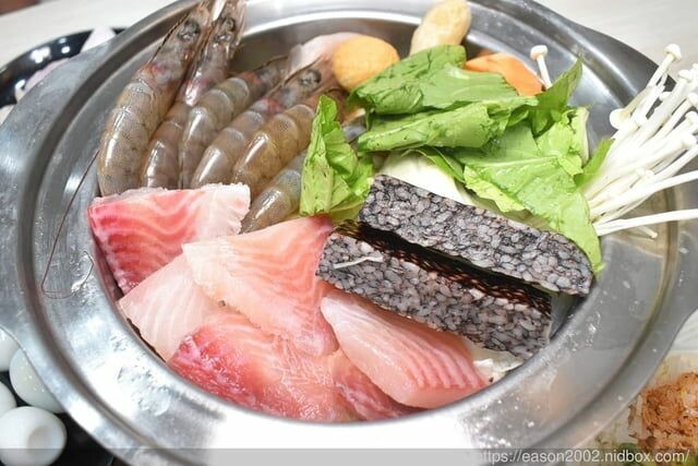 百元鍋物也有免費自助吧吃到飽！？ | 逸小鍋鍋物蘆洲店 湯頭多達20多種可以選擇，還有4款素食湯底 肉品買一送一 -  就是這樣。吃喝玩樂。愛漂亮部落格 - FashionGuide 華人時尚專業評鑑