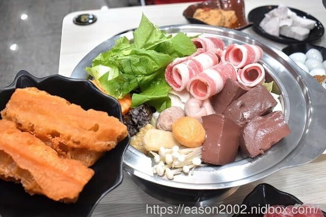 百元鍋物也有免費自助吧吃到飽！？ | 逸小鍋鍋物蘆洲店 湯頭多達20多種可以選擇，還有4款素食湯底 肉品買一送一 -  就是這樣。吃喝玩樂。愛漂亮部落格 - FashionGuide 華人時尚專業評鑑