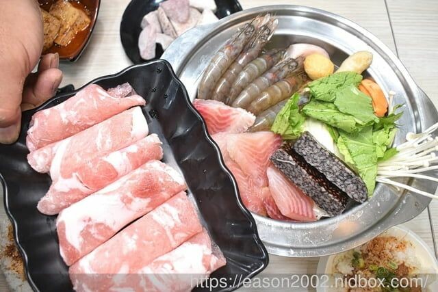 百元鍋物也有免費自助吧吃到飽！？ | 逸小鍋鍋物蘆洲店 湯頭多達20多種可以選擇，還有4款素食湯底 肉品買一送一 -  就是這樣。吃喝玩樂。愛漂亮部落格 - FashionGuide 華人時尚專業評鑑