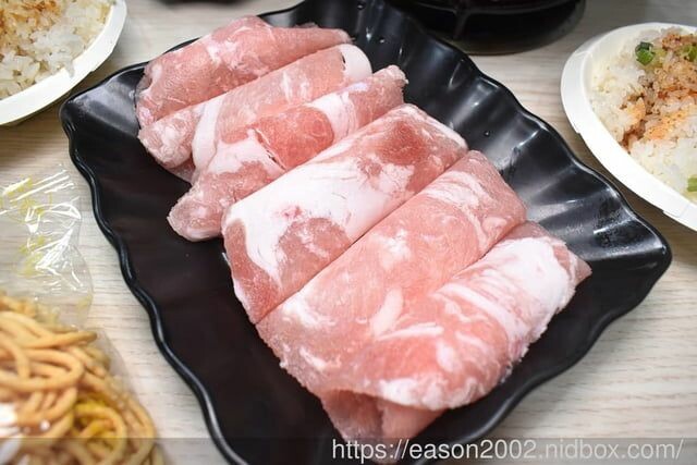 百元鍋物也有免費自助吧吃到飽！？ | 逸小鍋鍋物蘆洲店 湯頭多達20多種可以選擇，還有4款素食湯底 肉品買一送一 -  就是這樣。吃喝玩樂。愛漂亮部落格 - FashionGuide 華人時尚專業評鑑