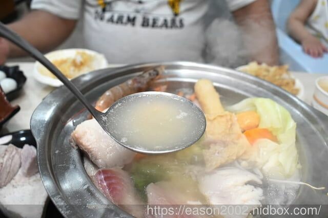 百元鍋物也有免費自助吧吃到飽！？ | 逸小鍋鍋物蘆洲店 湯頭多達20多種可以選擇，還有4款素食湯底 肉品買一送一 -  就是這樣。吃喝玩樂。愛漂亮部落格 - FashionGuide 華人時尚專業評鑑