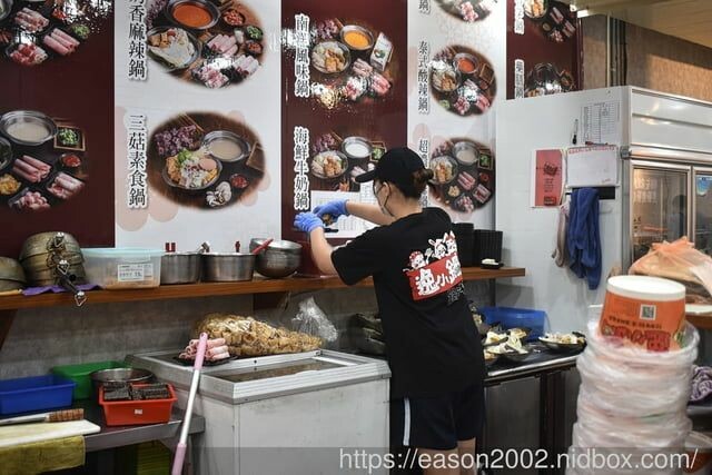 百元鍋物也有免費自助吧吃到飽！？ | 逸小鍋鍋物蘆洲店 湯頭多達20多種可以選擇，還有4款素食湯底 肉品買一送一 -  就是這樣。吃喝玩樂。愛漂亮部落格 - FashionGuide 華人時尚專業評鑑