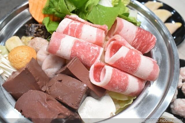 百元鍋物也有免費自助吧吃到飽！？ | 逸小鍋鍋物蘆洲店 湯頭多達20多種可以選擇，還有4款素食湯底 肉品買一送一 -  就是這樣。吃喝玩樂。愛漂亮部落格 - FashionGuide 華人時尚專業評鑑