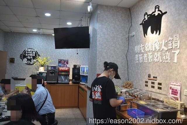 百元鍋物也有免費自助吧吃到飽！？ | 逸小鍋鍋物蘆洲店 湯頭多達20多種可以選擇，還有4款素食湯底 肉品買一送一 -  就是這樣。吃喝玩樂。愛漂亮部落格 - FashionGuide 華人時尚專業評鑑