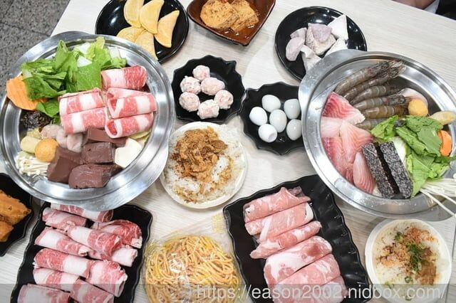 百元鍋物也有免費自助吧吃到飽！？ | 逸小鍋鍋物蘆洲店 湯頭多達20多種可以選擇，還有4款素食湯底 肉品買一送一 -  就是這樣。吃喝玩樂。愛漂亮部落格 - FashionGuide 華人時尚專業評鑑