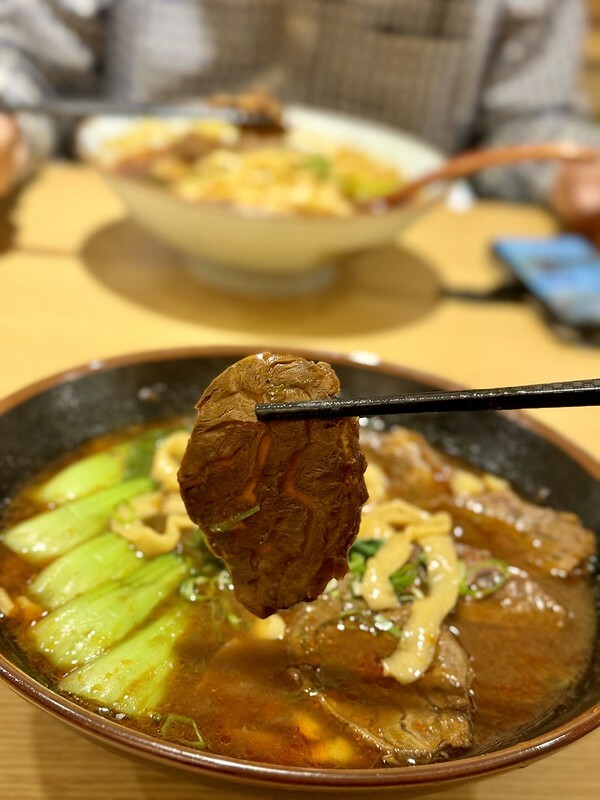 桃園市中壢區桃園美食｜集英會牛肉麵-中央東店，熟悉的味道竟已默默開了第三家店嚕。（中壢美食/中壢新店/中壢火車站美