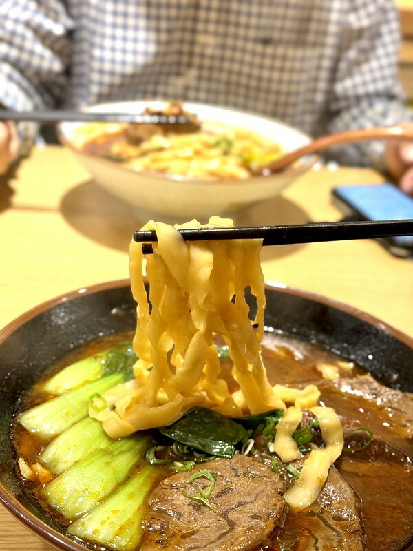 桃園市中壢區桃園美食｜集英會牛肉麵-中央東店，熟悉的味道竟已默默開了第三家店嚕。（中壢美食/中壢新店/中壢火車站美
