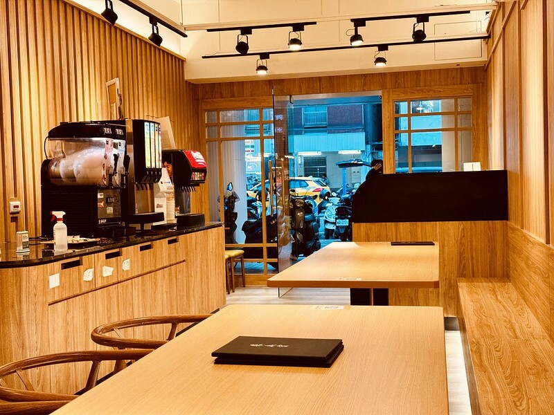 桃園市中壢區桃園美食｜集英會牛肉麵-中央東店，熟悉的味道竟已默默開了第三家店嚕。（中壢美食/中壢新店/中壢火車站美