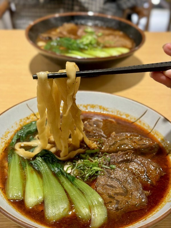 桃園市中壢區桃園美食｜集英會牛肉麵-中央東店，熟悉的味道竟已默默開了第三家店嚕。（中壢美食/中壢新店/中壢火車站美
