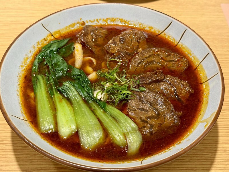 桃園市中壢區桃園美食｜集英會牛肉麵-中央東店，熟悉的味道竟已默默開了第三家店嚕。（中壢美食/中壢新店/中壢火車站美