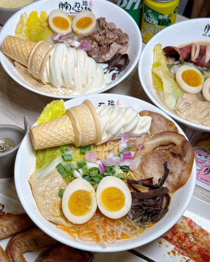 免飛日本!台灣就能吃到熔岩霜淇淋拉麵啦!「腩忍拉麵」一次開兩間分店!除了牛奶霜淇淋之外,還有乳酪起司泥、抹茶熔岩可以搭配出專屬於你的熔岩拉麵! - 阿華田的美食日記