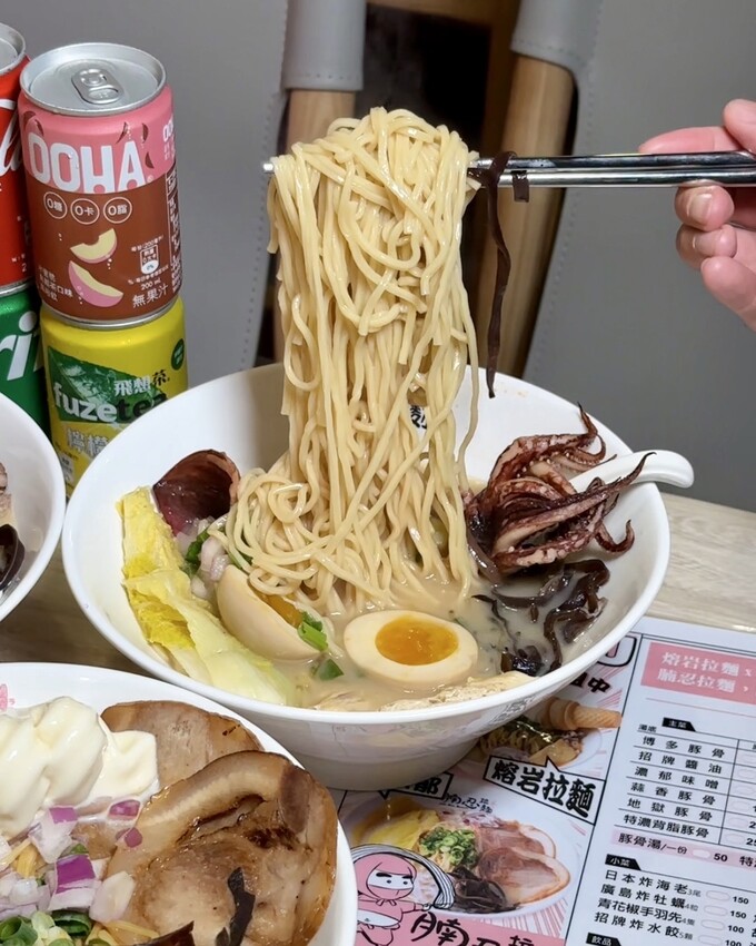 免飛日本!台灣就能吃到熔岩霜淇淋拉麵啦!「腩忍拉麵」一次開兩間分店!除了牛奶霜淇淋之外,還有乳酪起司泥、抹茶熔岩可以搭配出專屬於你的熔岩拉麵! - 阿華田的美食日記