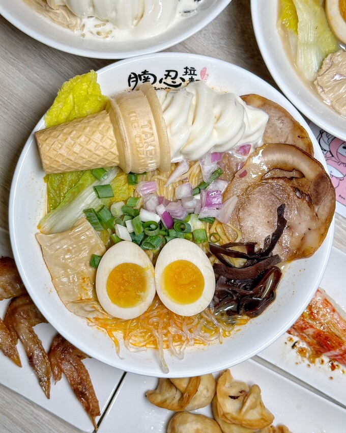 免飛日本!台灣就能吃到熔岩霜淇淋拉麵啦!「腩忍拉麵」一次開兩間分店!除了牛奶霜淇淋之外,還有乳酪起司泥、抹茶熔岩可以搭配出專屬於你的熔岩拉麵! - 阿華田的美食日記