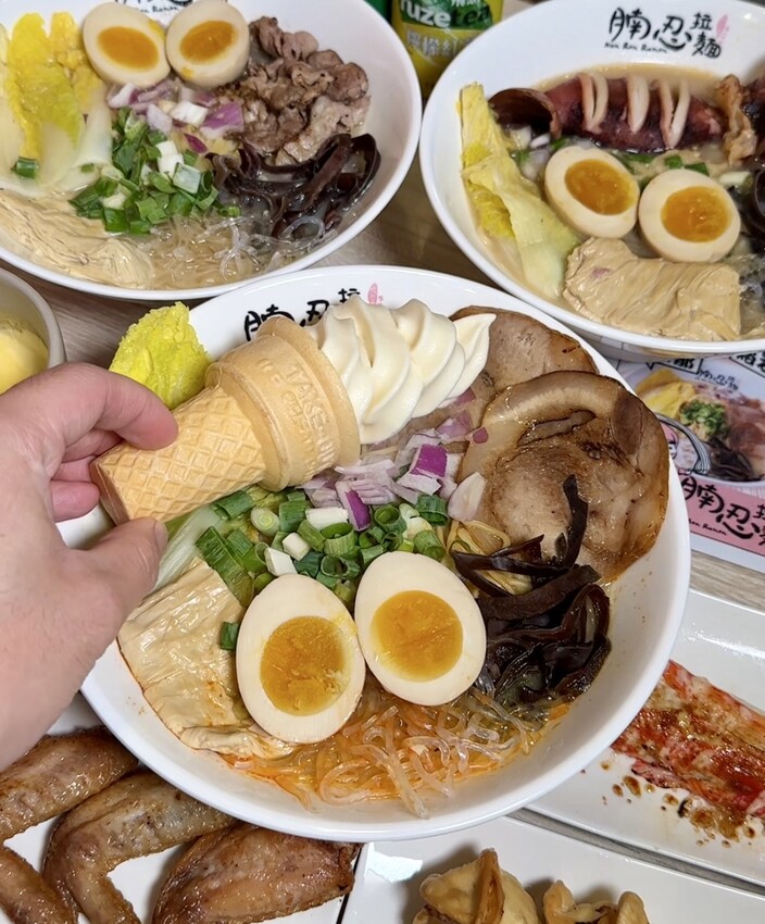 免飛日本!台灣就能吃到熔岩霜淇淋拉麵啦!「腩忍拉麵」一次開兩間分店!除了牛奶霜淇淋之外,還有乳酪起司泥、抹茶熔岩可以搭配出專屬於你的熔岩拉麵! - 阿華田的美食日記
