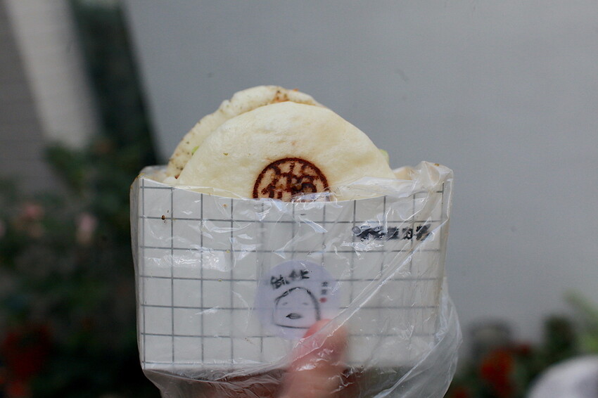 台南市仁德區吃。台南|仁德區。「做伙食堂」新店報報!獨創滿滿香菜不同風味的虎咬豬傳統小吃「做伙食堂」。