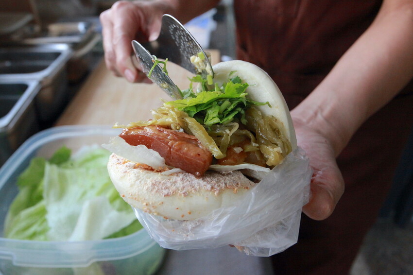 台南市仁德區吃。台南|仁德區。「做伙食堂」新店報報!獨創滿滿香菜不同風味的虎咬豬傳統小吃「做伙食堂」。