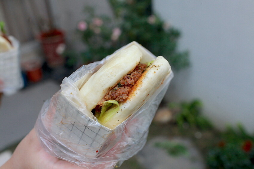 台南市仁德區吃。台南|仁德區。「做伙食堂」新店報報!獨創滿滿香菜不同風味的虎咬豬傳統小吃「做伙食堂」。