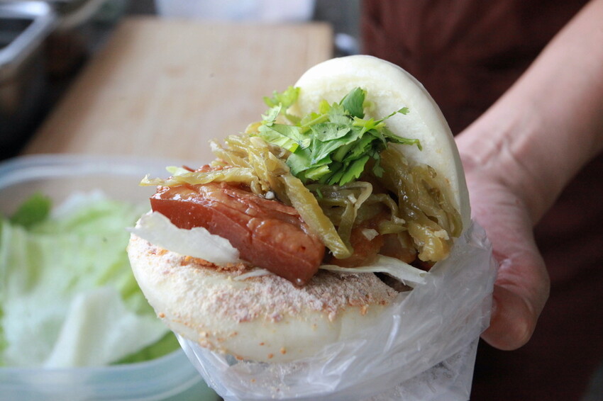 台南市仁德區吃。台南|仁德區。「做伙食堂」新店報報!獨創滿滿香菜不同風味的虎咬豬傳統小吃「做伙食堂」。