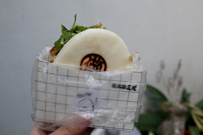 台南市仁德區吃。台南|仁德區。「做伙食堂」新店報報!獨創滿滿香菜不同風味的虎咬豬傳統小吃「做伙食堂」。