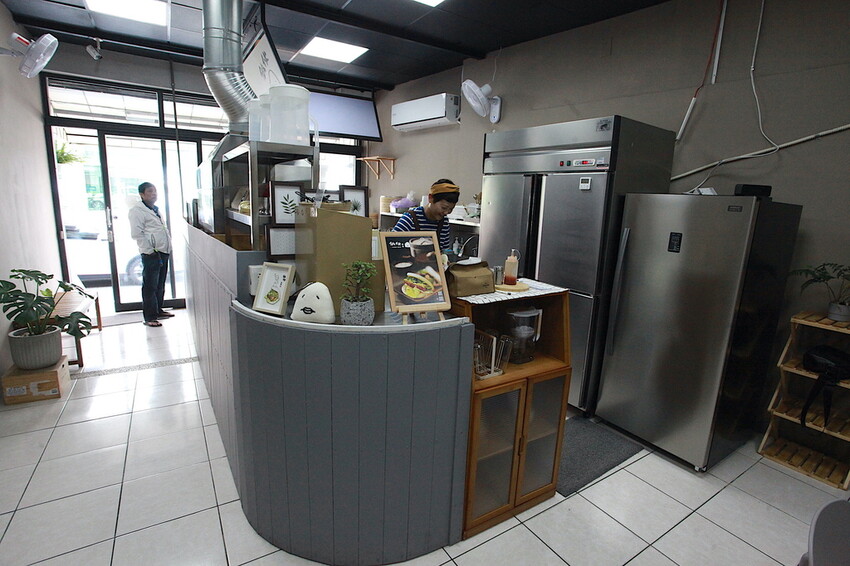 台南市仁德區吃。台南|仁德區。「做伙食堂」新店報報!獨創滿滿香菜不同風味的虎咬豬傳統小吃「做伙食堂」。