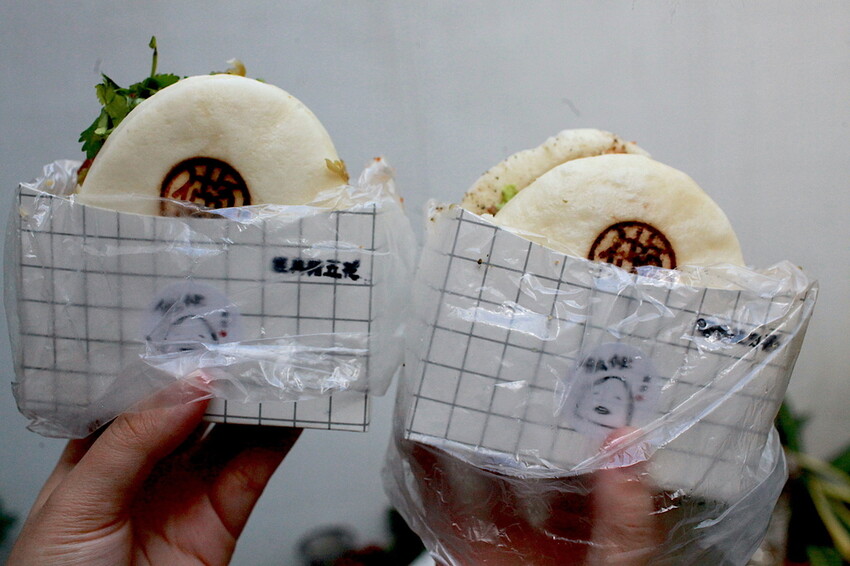 台南市仁德區吃。台南|仁德區。「做伙食堂」新店報報!獨創滿滿香菜不同風味的虎咬豬傳統小吃「做伙食堂」。