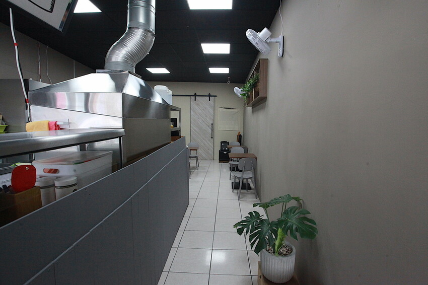 台南市仁德區吃。台南|仁德區。「做伙食堂」新店報報!獨創滿滿香菜不同風味的虎咬豬傳統小吃「做伙食堂」。