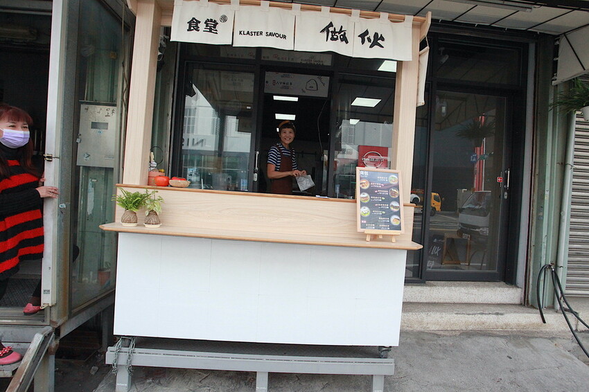 台南市仁德區吃。台南|仁德區。「做伙食堂」新店報報!獨創滿滿香菜不同風味的虎咬豬傳統小吃「做伙食堂」。