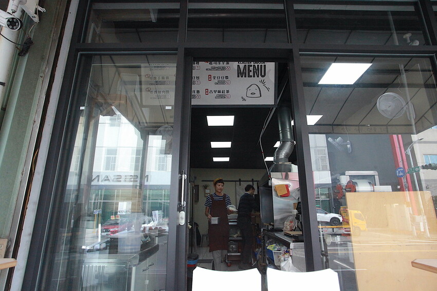 台南市仁德區吃。台南|仁德區。「做伙食堂」新店報報!獨創滿滿香菜不同風味的虎咬豬傳統小吃「做伙食堂」。