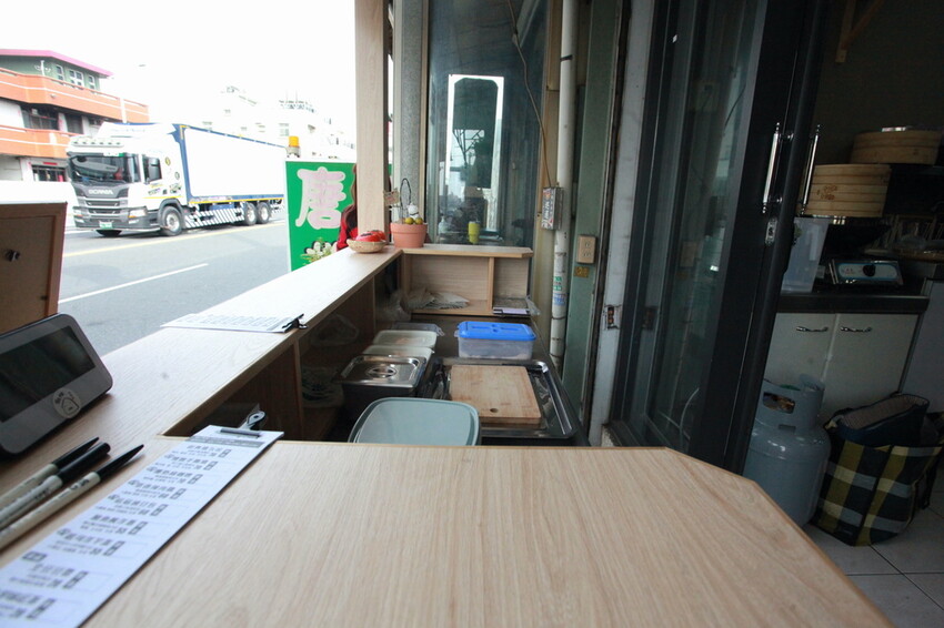 台南市仁德區吃。台南|仁德區。「做伙食堂」新店報報!獨創滿滿香菜不同風味的虎咬豬傳統小吃「做伙食堂」。