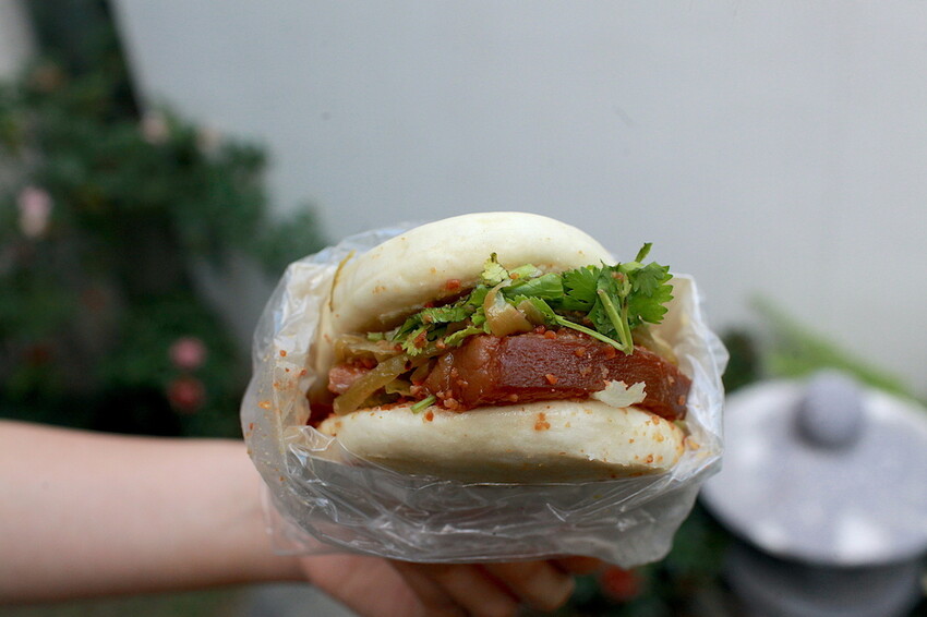 台南市仁德區吃。台南|仁德區。「做伙食堂」新店報報!獨創滿滿香菜不同風味的虎咬豬傳統小吃「做伙食堂」。