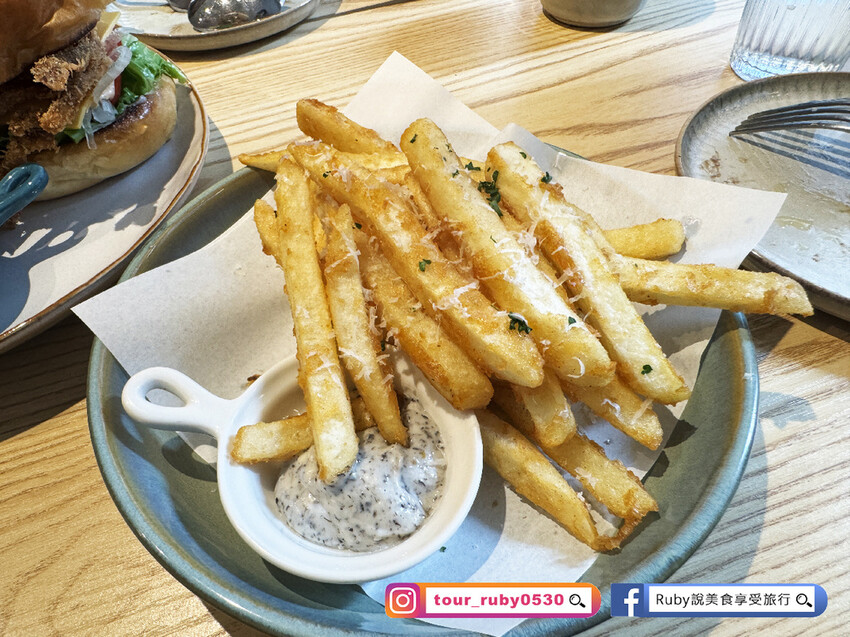 台北市大安區【東區早午餐】青沐大安店-附菜單-鮭魚卵、生食級干貝入義大利麵，漢堡放入整隻酥炸軟殼蟹超 -近捷運忠孝復