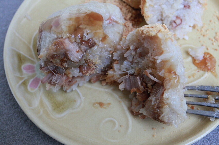 台南市麻豆區吃。台南美食｜麻豆區。「張家肉粽」飄香超過20年隱藏版古早味小吃，用料豐富口味道地の肉粽「張家肉粽」。