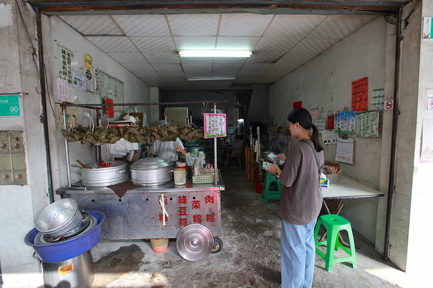 台南市麻豆區吃。台南美食｜麻豆區。「張家肉粽」飄香超過20年隱藏版古早味小吃，用料豐富口味道地の肉粽「張家肉粽」。