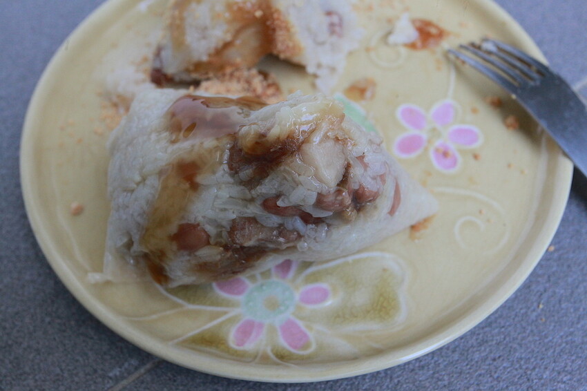 台南市麻豆區吃。台南美食｜麻豆區。「張家肉粽」飄香超過20年隱藏版古早味小吃，用料豐富口味道地の肉粽「張家肉粽」。