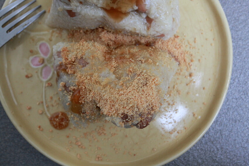 台南市麻豆區吃。台南美食｜麻豆區。「張家肉粽」飄香超過20年隱藏版古早味小吃，用料豐富口味道地の肉粽「張家肉粽」。