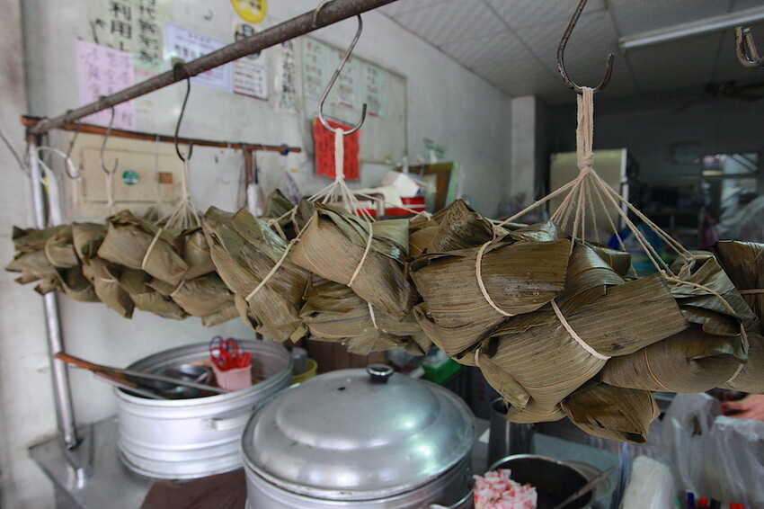 台南市麻豆區吃。台南美食｜麻豆區。「張家肉粽」飄香超過20年隱藏版古早味小吃，用料豐富口味道地の肉粽「張家肉粽」。