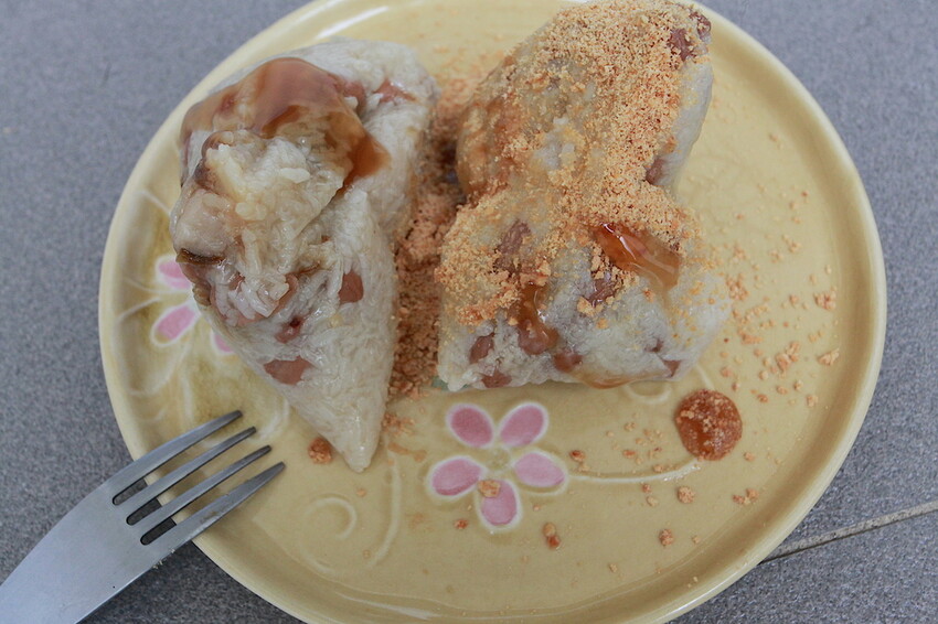 台南市麻豆區吃。台南美食｜麻豆區。「張家肉粽」飄香超過20年隱藏版古早味小吃，用料豐富口味道地の肉粽「張家肉粽」。