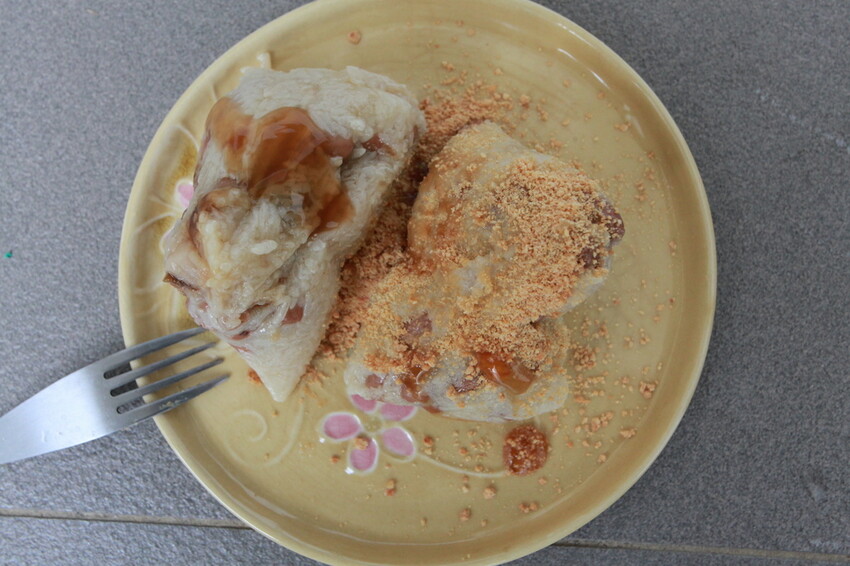 台南市麻豆區吃。台南美食｜麻豆區。「張家肉粽」飄香超過20年隱藏版古早味小吃，用料豐富口味道地の肉粽「張家肉粽」。