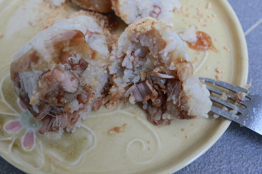 台南市麻豆區吃。台南美食｜麻豆區。「張家肉粽」飄香超過20年隱藏版古早味小吃，用料豐富口味道地の肉粽「張家肉粽」。