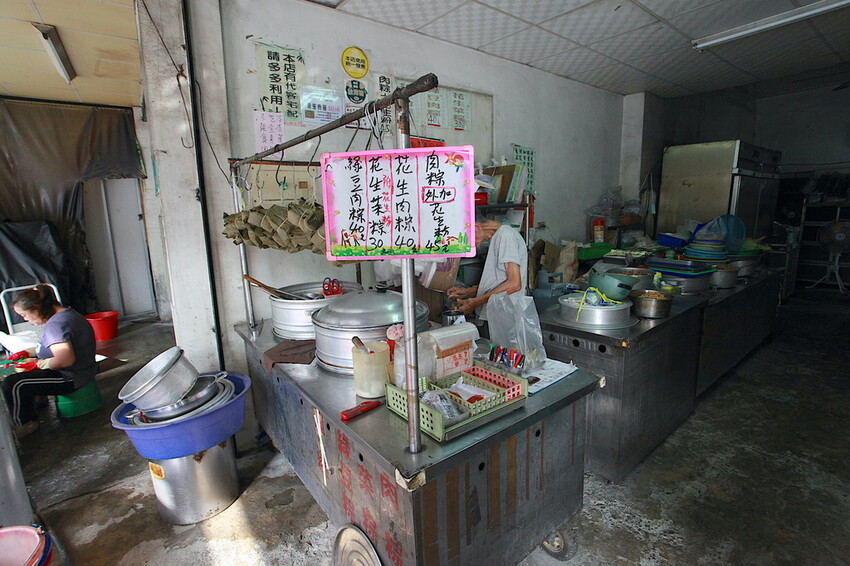 台南市麻豆區吃。台南美食｜麻豆區。「張家肉粽」飄香超過20年隱藏版古早味小吃，用料豐富口味道地の肉粽「張家肉粽」。