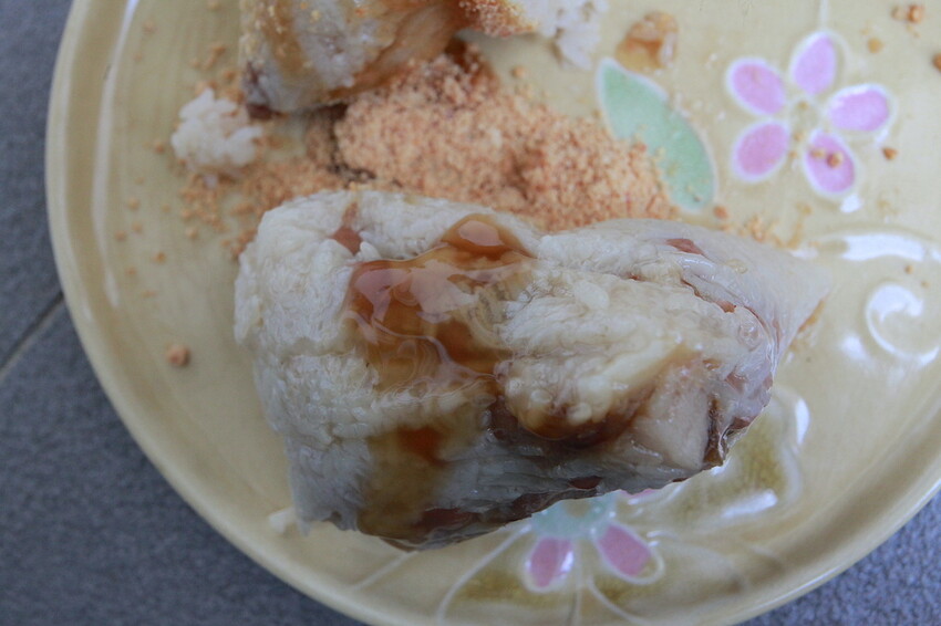 台南市麻豆區吃。台南美食｜麻豆區。「張家肉粽」飄香超過20年隱藏版古早味小吃，用料豐富口味道地の肉粽「張家肉粽」。